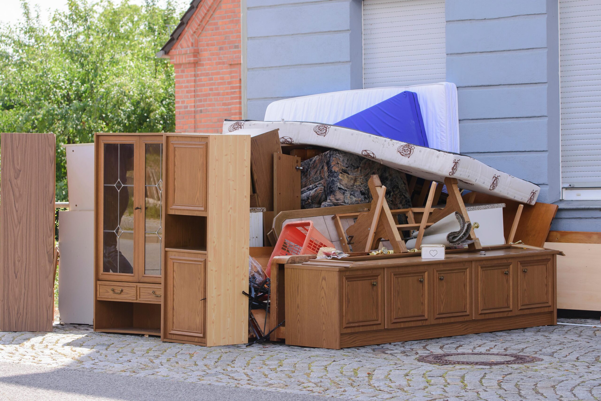 Beräumung eines kompletten Wohngebäudes in Rösrath-Hoffnungsthal inklusive Abtransport sperriger Polster.