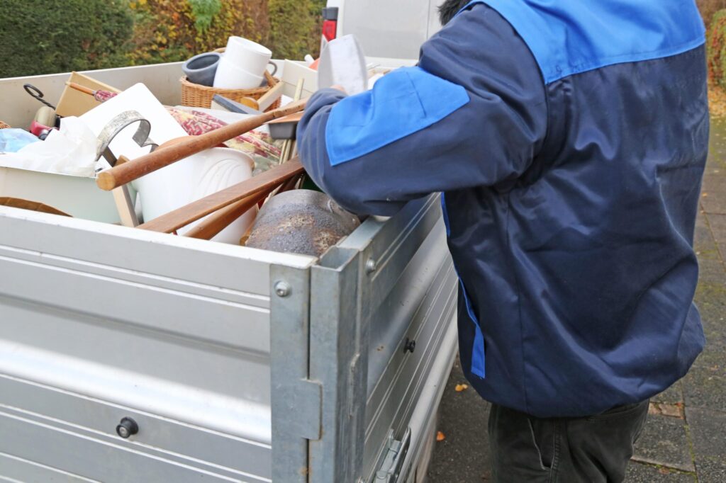 Fachgerechte Beladung eines Abtransport-Gespanns während einer Haushaltsauflösung im Rösrather Stadtteil Stümpen.
